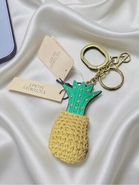 VICTORIA'S SECRET
Straw Pineapple Bag Charm Keychain